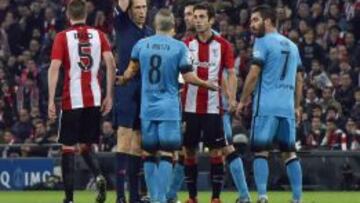 González González le muestra una tarjeta a Iniesta.