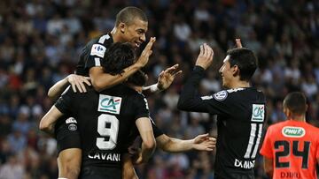 Paris Saint-Germain's Uruguayan forward Edinson Cavani celebrates with teammate French forward Kylian MbappxE9 and Paris Saint-Germain's Argentinian forward Angel Di Maria (R) after scoring during the French Cup semi-final football match between
