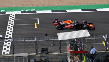 Max Verstappen se llevó el Gran Premio 70 Aniversario 2020 con suma autoridad por delante de Lewis Hamilton y Valtteri Bottas.

