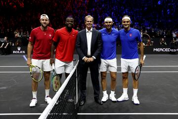 Jack Sock y Frances Tiafoe, equipo Mundial; Rafael Nadal y Roger Federer, equipo Europa, posan con Stefan Edberg.