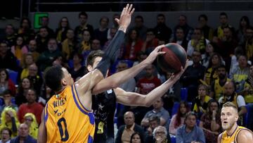 GRAFCAN1585. LA LAGUNA (TENERIFE), 10/03/2019.- El pivot del Herbalife Gran Canaria, Jacob Wiley, presiona al alero del Iberostar Tenerife, Nico Brussino, en el partido correspondiente a la jornada 22 de la Liga Endesa. EFE/ Cristóbal García
