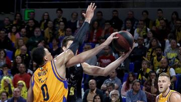 GRAFCAN1585. LA LAGUNA (TENERIFE), 10/03/2019.- El pivot del Herbalife Gran Canaria, Jacob Wiley, presiona al alero del Iberostar Tenerife, Nico Brussino, en el partido correspondiente a la jornada 22 de la Liga Endesa. EFE/ Crist&oacute;bal Garc&iacute;a