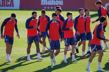 Los jugadores del Atlético, en su sesión de entrenamiento de este sábado.