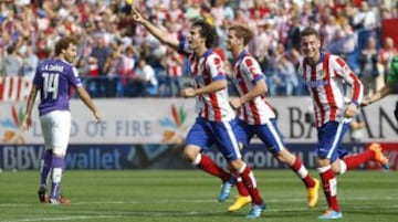 Los jugadores celebran el 1-0 de Tiago. 