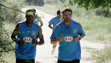 <b>LÍDERES. </b>Ujfalusi corría ayer en cabeza junto a Assunçao durante la parte física del entrenamiento.