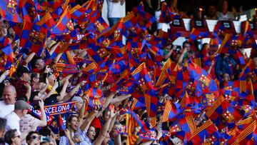 EINDHOVEN (PAÍSES BAJOS), 03/06/2023.- Aficionados del FC Barcelona animan al equipo antes de la final de la Liga de Campeones que este sábado disputan ante el Wolfsburgo en el Philips Stadion de Eindhoven. EFE/ Alberto Estevez