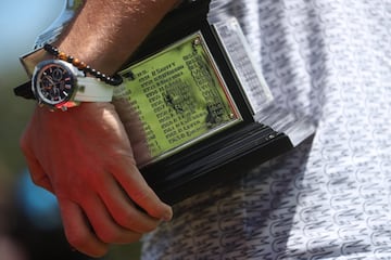 El tenista serbio Novak Djokovic ha posado ante los medios de comunicación con el trofeo conseguido en Australia tras vencer en la final a Dominic Thiem. Con título suma 17 Grand Slam por detrás de los 19 de Nadal y de los 20 de Federer. 