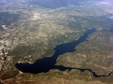 Vista area del Embalse de San Juan (Madrid) en verano de 2023.