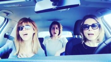 La actriz y directora de cine Leticia Dolera haciendo un playback con dos amigas en un coche de la canci&oacute;n &quot;Lo malo&quot; de Aitana y Ana Guerra.