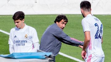 Raúl dando instrucciones a los futbolistas del Real Madrid Castilla