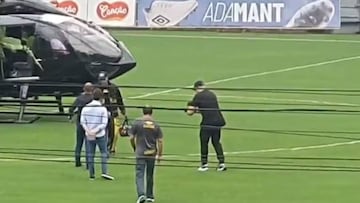 Neymar, junto al helicóptero en el que acudió a su primer entrenamiento con Santos.