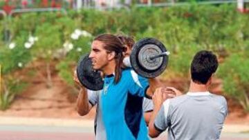 <b>¡A TRABAJAR! </b>Hugo Sánchez les ha concedido el fin de semana libre a sus hombres aprovechando el parón liguero. Pero antes, les hizo sudar la gota gorda. Pesas, abdominales... La plantilla consumió muchos litros de agua y bebidas isotónicas.