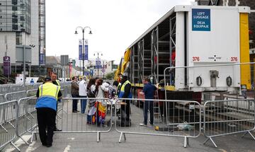 Ambiente de fiesta en las calles de Cardiff