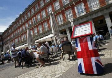 Los ingleses esperan la hora del partido disfrutando de las terrazas de la Plaza Mayor.