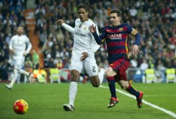 Messi lucha el balón con Varane