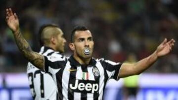 Tévez celebró con un chupete uno de los goles ante el Milán, en San Siro.