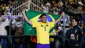 Ronaldo es aclamado en su despedida en Brasil