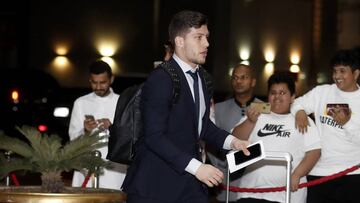 Jovic, a su llegada a Arabia Saud&iacute; con el Real Madrid.