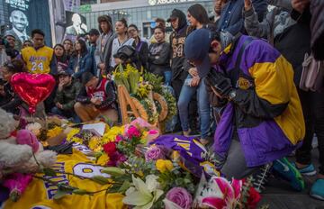 Seguidores de los Los Angeles Lakers y del mundo del baloncesto en general se han reunido en los alrededores del Staples para dar el último adiós a Kobe.