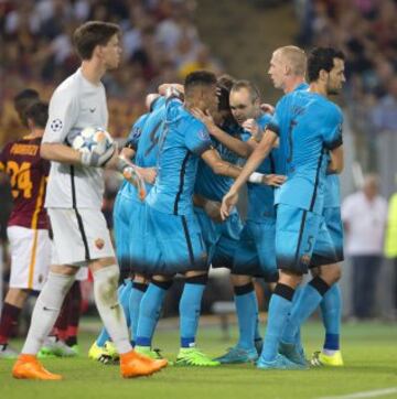 0-1. Luis Suárez celebró el primer tanto con sus compañeros.