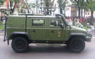 Es un blindado táctico de origen y fabricación italiana, diseñado para el transporte y protección de tropas en distintos escenarios operativos. Cuenta con una tripulación de 5 personas y tiene una estructura compacta con 4,8 m de longitud, 2,2 m de ancho y 2,05 m de altura. Su peso es de 7,1 toneladas, lo que le permite una buena movilidad en combate. Alcanza una velocidad máxima de 130 km/h y tiene una autonomía de 500 km, lo que lo hace ideal para operaciones rápidas. Puede portar una ametralladora de 7,62 mm o 12,70 mm, con una capacidad aproximada de 2500 disparos de 7,62 mm o 1000 disparos de 12,70 mm, dependiendo del plan de carga. El MLV "Lince" ha sido desplegado por el Ejército español en misiones internacionales, incluyendo Afganistán y Líbano, demostrando ser un vehículo fiable y seguro para el transporte de tropas en zonas de conflicto.