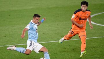 Fran Beltr&aacute;n golpe al bal&oacute;n ante la presencia de Kang-in Lee durante el partido entre el Celta y el Valencia.