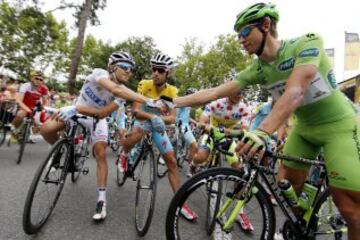 El ciclista francés Thibaut Pinot (izq) estrecha la mano al eslovaco Peter Sagan (dcha) en presencia del líder de la clasificación general, el italiano Vincenzo Nibali (c).