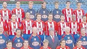 <b>FOTO DE FAMILIA. </b>El Atlético se hizo ayer la foto oficial. Fila superior, de izquierda a derecha: Ramón Llarandi (utillero), Valera, Colsa, Pablo, Galán, Leo Franco, Cuéllar, Arizmendi, Zahínos y Antonio Llarandi (utillero). Segunda fila: Pitillas (recuperador), Braulio, Pablo Sicilia, Luccin, Gabi, Petrov, Kezman, Perea, Velasco y Velo (enfermero). Tercera fila: doctor Villalón, Bastón (preparador porteros), Mendiondo (tercer entrenador), Veglio (segundo entrenador), Cerezo, Bianchi, Santella (preparador físico), doctor Beaus y Bustamante (delegado). Cuarta: Peña (fisioterapeuta), Molinero, Galletti, Antonio López, Torres, García Calvo. Maxi, Ibagaza, Del Moral y Abnajeri (fisioterapeuta).