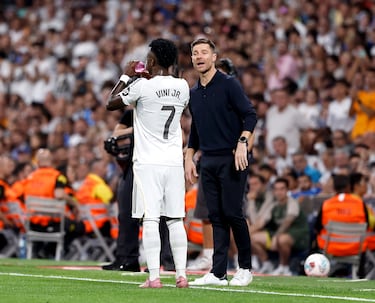 Xabi y Vinicius dialogan en la pausa de hidratación, ajustando los detalles del juego.