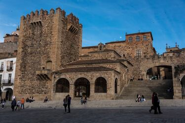 Escenario de grandes producciones como 'Juego de tronos', la ciudad refleja una mezcla de estilos arquitectónicos tras siglos de enfrentamientos culturales y religiosos. Su casco antiguo es uno de los conjuntos urbanos de la Edad Media y del Renacimiento más importantes del mundo. Es un maravilloso ejemplo de confluencia de varias culturas.