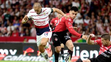 Martin Barragan (C) and Hugo Nervo (R) of Atlas vie for the ball with Javier Hernandez (L) of Guadalajara during their Mexican Clausura tournament football match at the Jalisco stadium in Guadalajara, Jalisco State, Mexico, on April 27, 2024. (Photo by ULISES RUIZ / AFP)