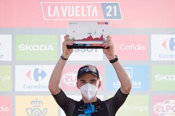 Romain Bardet en el pódium celebrando el triunfo de etapa.