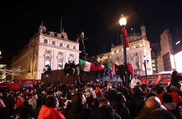 Miles de aficionados celebran en Londres el pase a las semifinales del Mundial de Qatar 2022. 