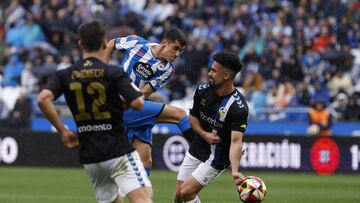 Villares golpea el balón durante un partido contra el Sabadell.