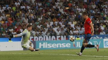 2-0. Dani Olmo marc車 el segundo gol en un mano a mano con Alexander N邦bel.