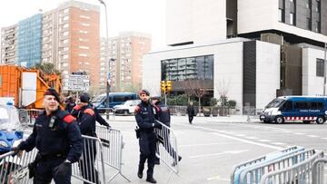 Los Mossos d'Esquadra inician el dispositivo de seguridad
en el entorno del Camp Nou