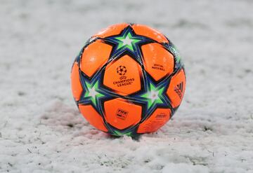 Balón naranja o balón de invierno para jugar con el césped cubierto de nieve.