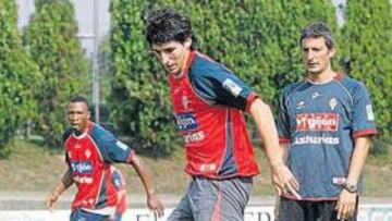 <b>AYUDA. </b>David Karanka conduce el balón con una protección en la rodilla derecha.