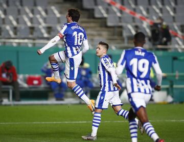 1-1. Mikel Oyarzabal celebró el primer gol que anotó de penalti.