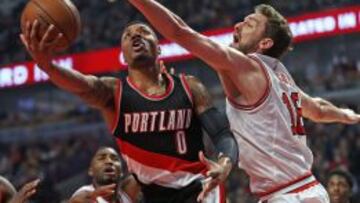 Damian Lillard trata de anotar ante Pau Gasol.