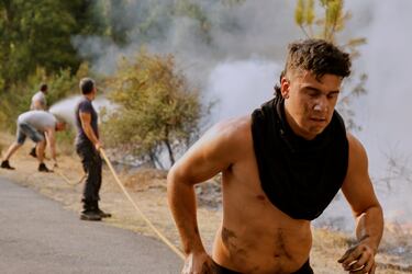 Residentes locales y voluntarios intentan apagar un incendio forestal en Larouco.