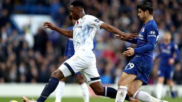 Yerry Mina del Everton disputando el balón con Álvaro Morata