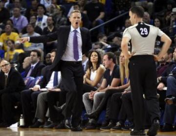 Steve Kerr discute con el árbitro Mark Lindsay.