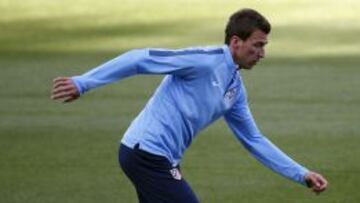 CONTRARRELOJ. Mandzukic, entrenándose durante una sesión con el balón de la Champions.