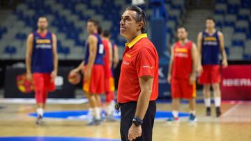 Sergio Scariolo, seleccionador nacional, durante un entrenamiento de Espa&ntilde;a en el Mart&iacute;n Carpena de M&aacute;laga.