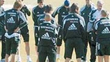 <b>ENTRENAMIENTO SIN BROMAS. </b>La de ayer fue una jornada dura para los jugadores del Madrid: tras ser eliminados por la Juve, la vuelta al trabajo estuvo marcada por la seriedad.