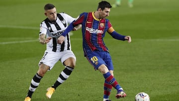 Soccer Football - La Liga Santander - FC Barcelona v Levante - Camp Nou, Barcelona, Spain - December 13, 2020 FC Barcelona&#039;s Lionel Messi in action with Levante&#039;s Roger Marti REUTERS/Albert Gea