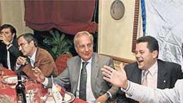 Carazo provoca la carcajada de Pedrerol y Roncero durante el almuerzo. De la Casa y Astruells le observan atentos.