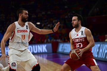 Melih Mahmutoglu y Marc Gasol. 