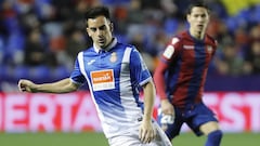 Jos&eacute; Manuel Jurado conduce el bal&oacute;n durante un partido disputado contra el Levante